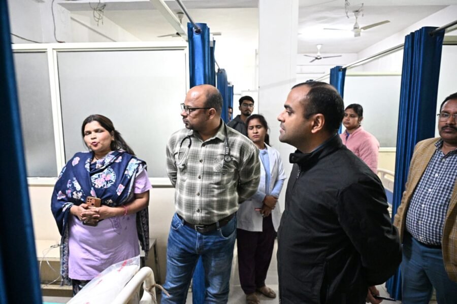 डीएम मयूर दीक्षित ने देर रात्रि को उप जिला मेला चिकित्सालय एव जिला महिला चिकित्सालय का औचक निरीक्षण कर लिया स्वास्थ्य सुविधाओं का जायजा, दिए निर्देश