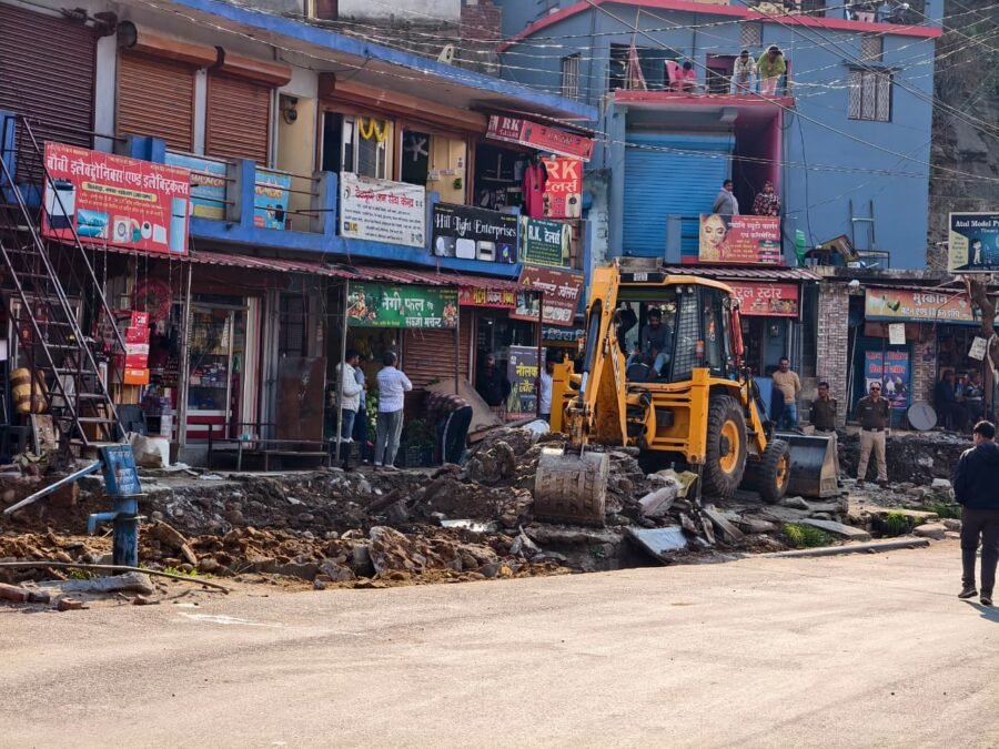 तिलवाड़ा बाजार में डीएम विशाल मिश्रा के निरीक्षण का असर, सड़क से मलवा हटाने का कार्य हुवा तेज