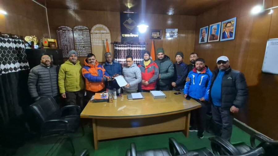 ज्योतिर्मठ आपदा के तीन साल बाद भी समाधान नहीं, मूल निवासियों ने 13-सूत्रीय मांगों को लेकर दिया ज्ञापन