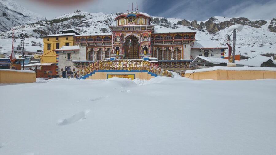 बर्फ की सफेद चादर में लिपटे बद्री विशाल, चार फीट तक जमी बर्फ, भू बैकुण्ठ का अद्भुत नजारा