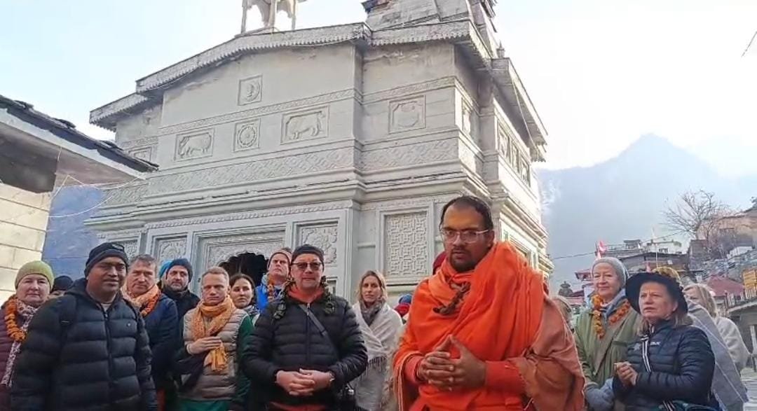 पहली बार शीतकाल में पहुंचे विदेशी यात्री बद्रीनाथ धाम की शीतकालीन पूजा स्थल  नृसिंह मंदिर पहुंचे रहे यात्री…