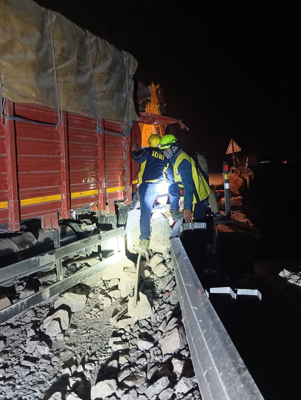 तोताघाटी में भूस्खलन की चपेट में आया ट्रक