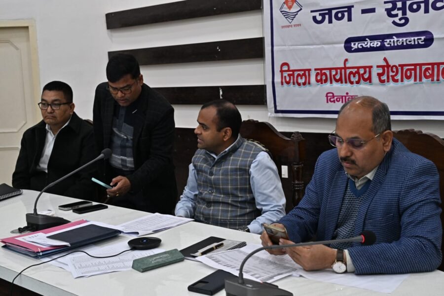 डीएम मयूर दीक्षित ने जनसुनवाई कार्यक्रम में सुनी जन समस्याएं, 78 शिकायतें दर्ज, 42 का मौके पर ही निस्तारण