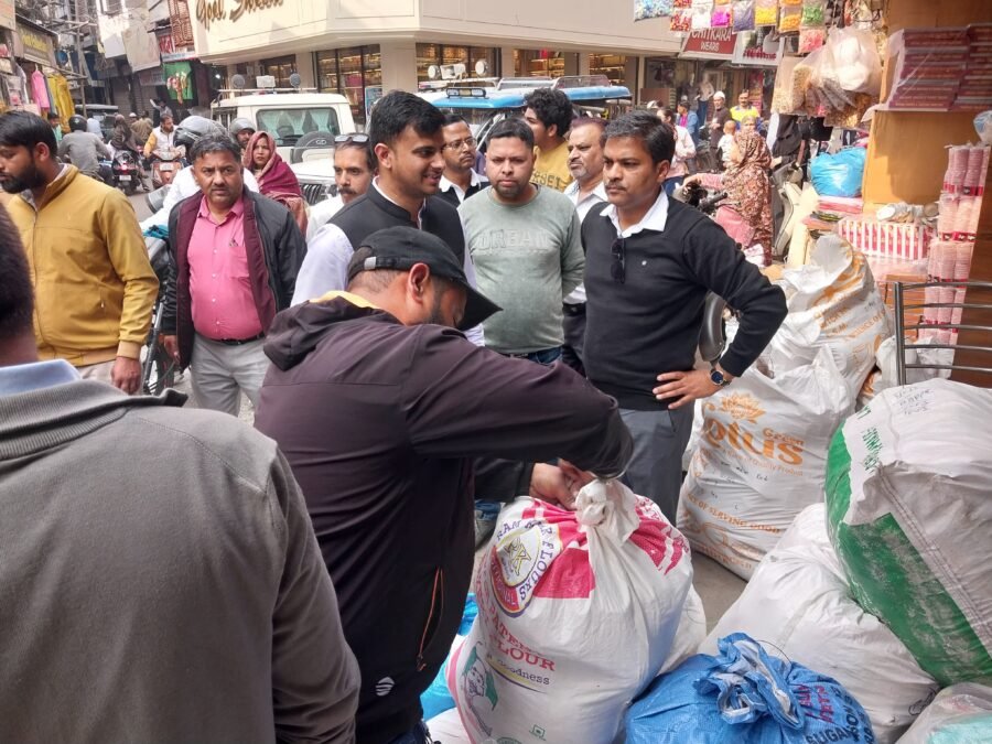 अनाधिकृत प्लास्टिक के बैग की विक्रय एवं भंडारण करने पर प्रशासन की कड़ी कार्यवाही, एसडीएम जितेंद्र कुमार ने ज्वालापुर कटहरा बाजार में स्थित एवरग्रीन पॉलिपैक से 06 कुंतल पॉलीथिन बैग किए गए जब्त