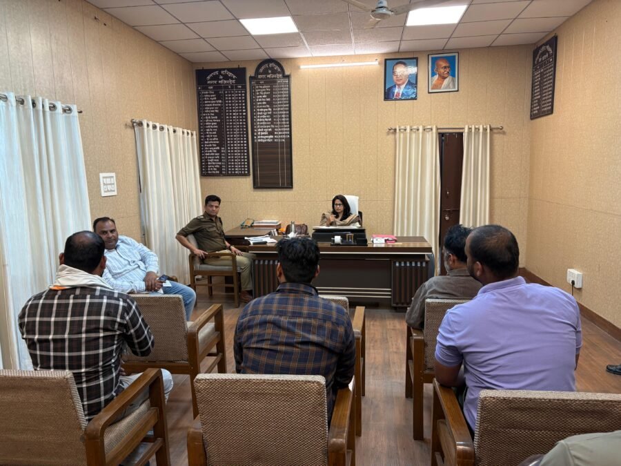 अपनी मांगों को लेकर अनशन पर बैठे जोमेटो फूड डिलीवरी कंपनी के कार्मिकों को सिटी मजिस्ट्रेट ने जूस पिलाकर कराया अनशन समाप्त