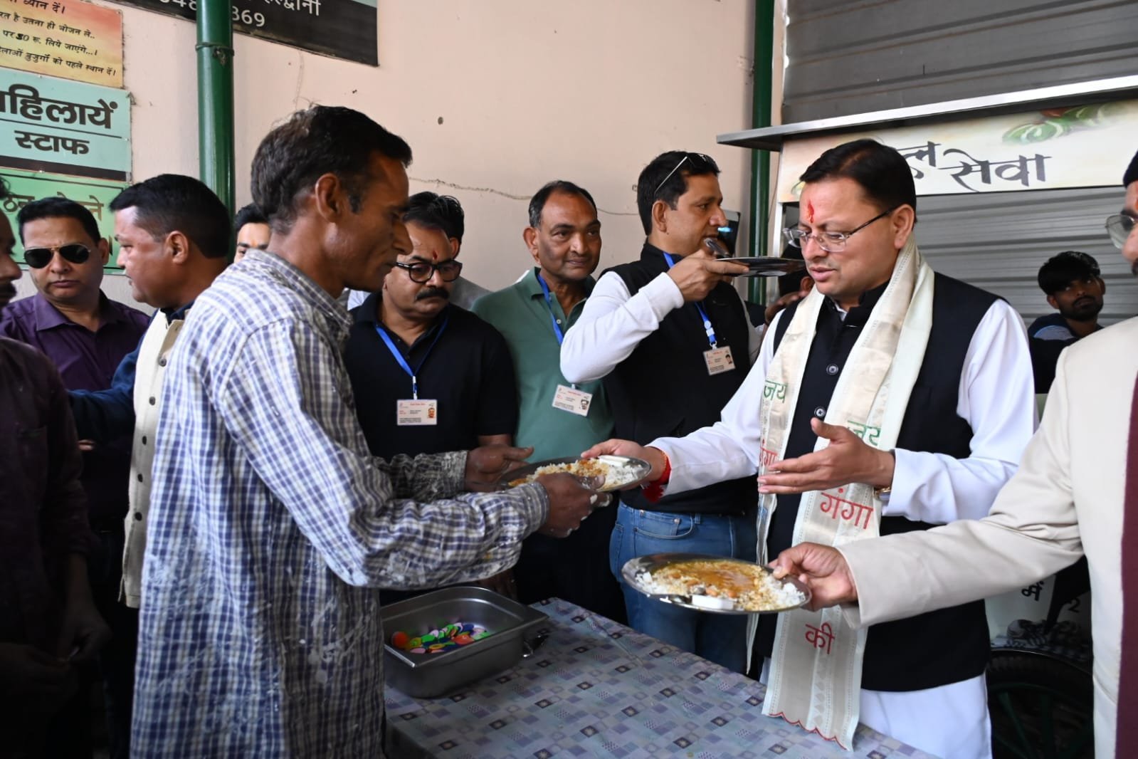 उत्तराखंड के मुख्यमंत्री पुष्कर सिंह धामी ने हल्द्वानी में ‘थाल सेवा’ में थालसेवक बनकर दी सेवा