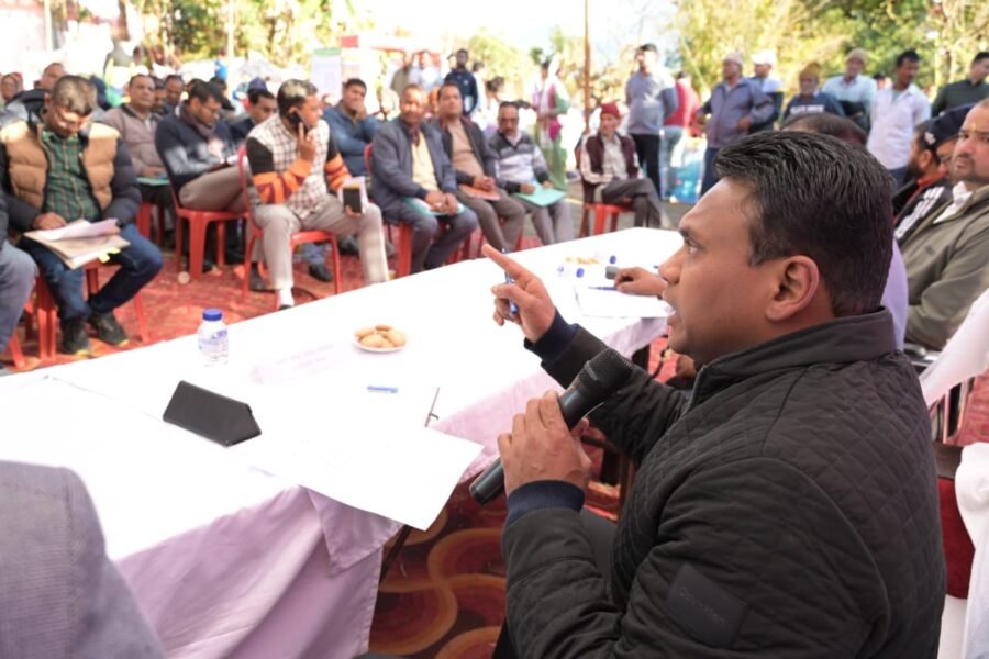 सचिव डॉ. आर राजेश कुमार की अध्यक्षता में कमेड़ा में “जन-जन की सरकार, जन-जन के द्वार” के तहत बहुउद्देशीय शिविर आयोजित, अधिकांश शिकायतों का मौके पर ही निस्तारण, ग्रामीणों को एक ही स्थान पर मिली योजनाओं की जानकारी और लाभ