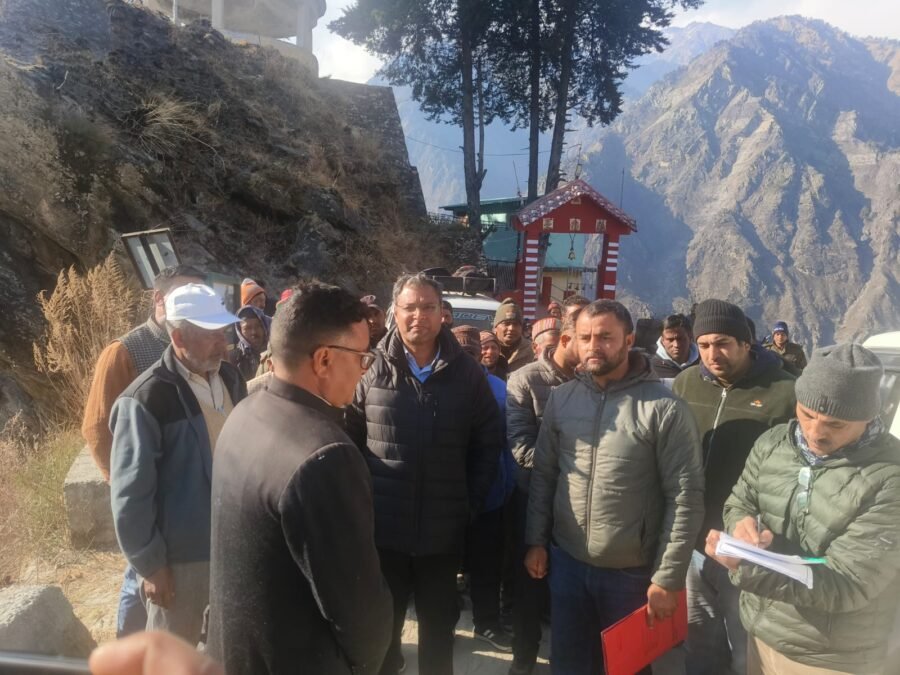 डीएम गौरव कुमार ने सेलंग सलूड़ डुंग्रा मोटर मार्ग का किया निरीक्षण, पीएमजीएसवाई के अधिकारियों को मानव संसाधन बढ़ाकर कार्य में तेजी लाने के दिए निर्देश