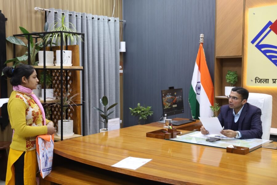 माता की मृत्यु उपरान्त वर्षों से उत्तरजीवी प्रमाण पत्र को भटक रही थी तान्या; पहुंची डीएम के द्वार; तत्काल मिला न्याय