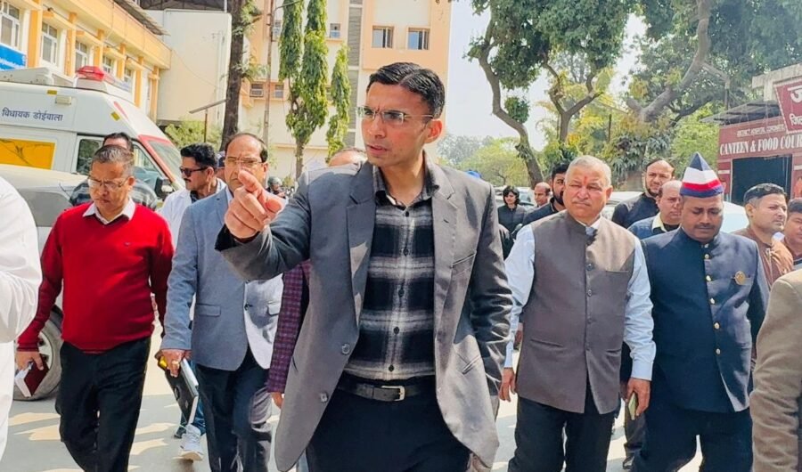 डीएम सविन बसंल ने किया कोरोनेशन अस्पताल का निरीक्षण; पैथोलॉजी का समय 1 घंटे बढा; अनुबन्धित चंदन लैब की 24 घंटे उपस्थिति की पिछले 03 माह की रिपोर्ट तलब