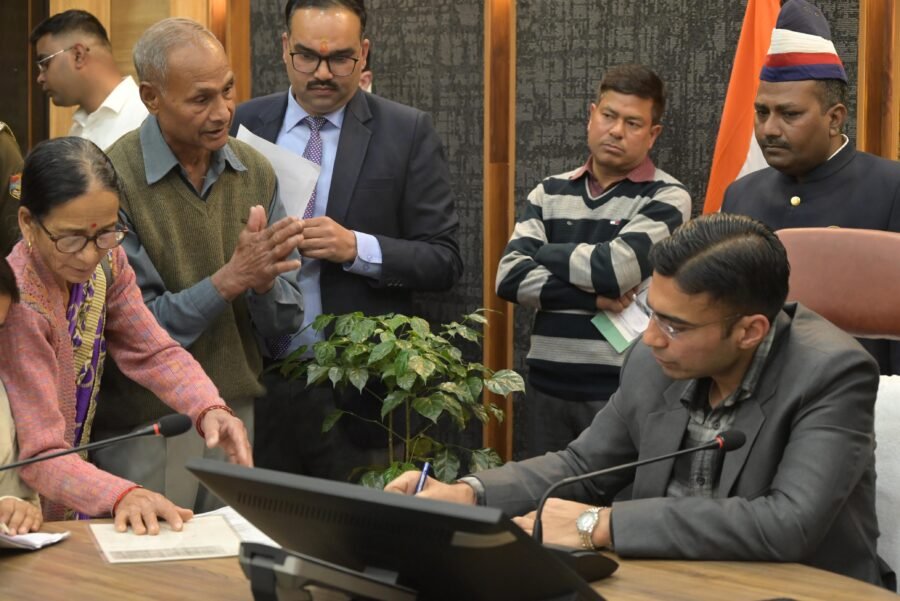 अपनों की प्रताड़ना झेल रही बुजुर्ग विधवा सुनीता की करूण पुकार पर डीएम सविन बंसल ने भरण-पोषण में कराया वाद दर्ज