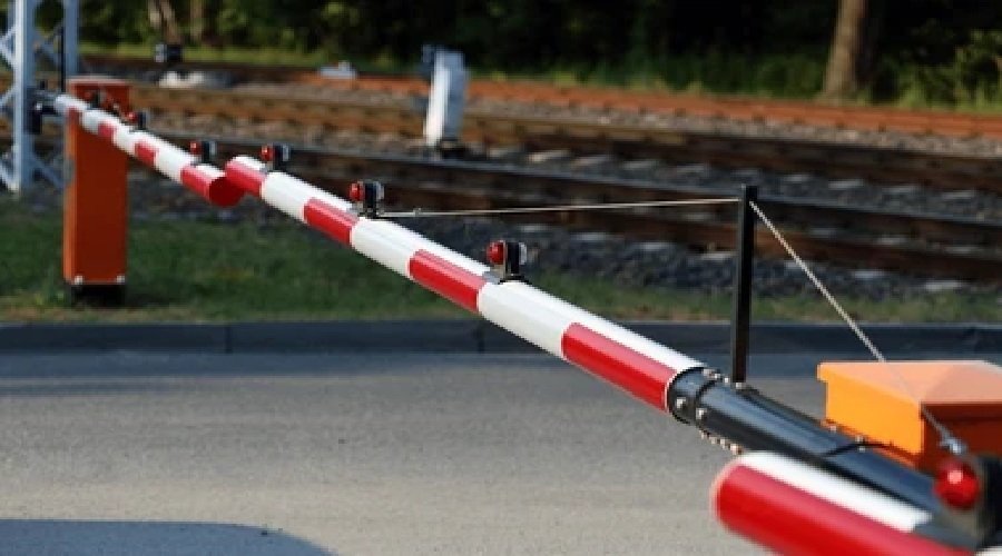 लोको पायलट की सूझबूझ से टला बड़ा हादसा, गेटमैन ने ट्रेन आने से ठीक पहले खोल दिया फाटक