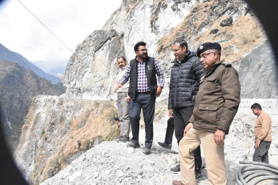 बदरीनाथ धाम की यात्रा तैयारियों को लेकर बस में सवार होकर डीएम गौरव कुमार व एसपी सुरजीत सिंह पंवार ने किया हाईवे का निरीक्षण, अधिकारियों को दिए आवश्यक दिशा निर्देश