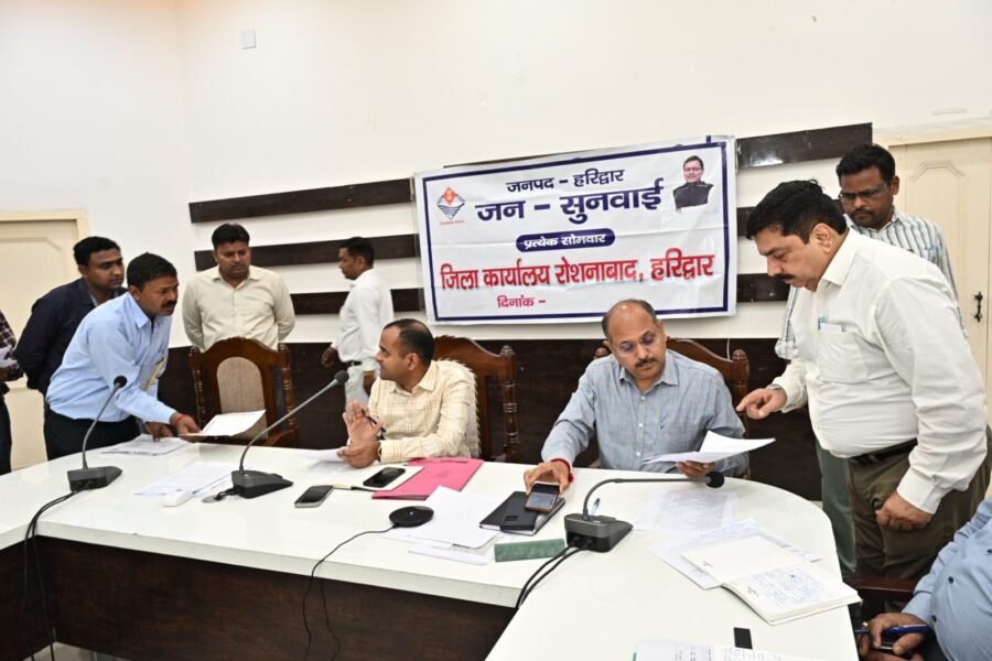 डीएम मयूर दीक्षित की जनसुनवाई में 61 शिकायतें दर्ज, 35 का मौके पर समाधान