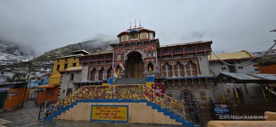 बद्रीनाथ धाम और हेमकुंड साहिब में भारी बर्फबारी, किसानों व बागवानों को मिली राहत