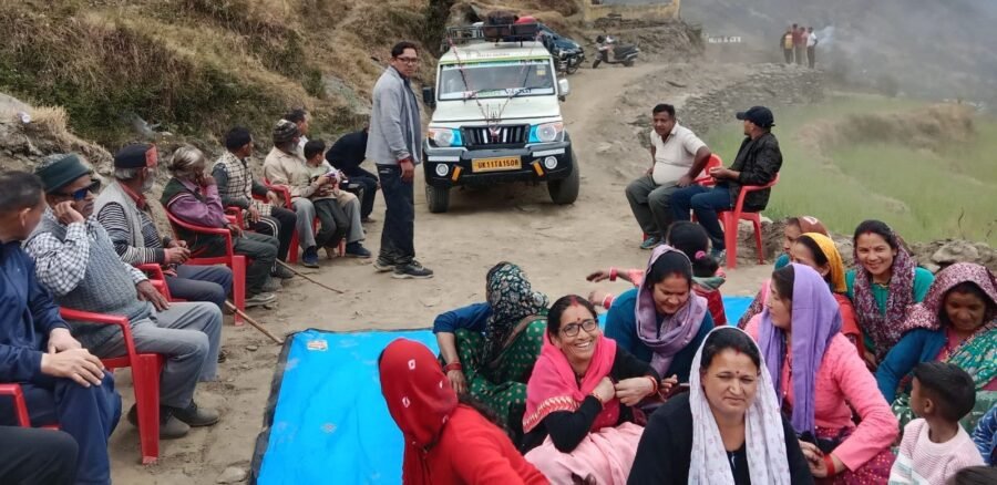 डुंगर के ग्रामीणों ने सिस्टम को दिखाया आईना, बना डाली सड़क