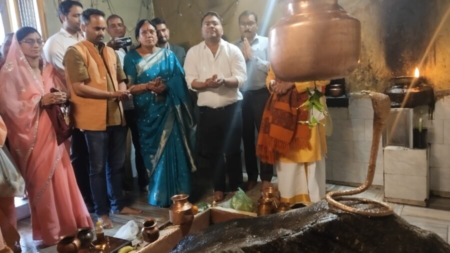 चैत्र नवरात्रि पर ऊखीमठ में गूंजा भक्तिमय वातावरण, जिलाधिकारी एवं विधायक केदारनाथ ने भोलेश्वर महादेव में किया जलाभिषेक