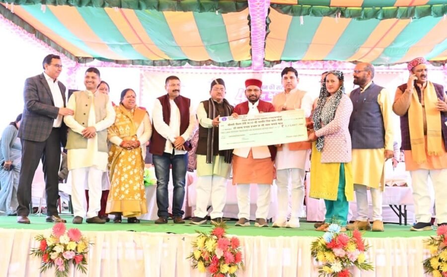 गोपेश्वर में ‘जन-जन की सरकार, चार साल बेमिसाल’ कार्यक्रम, 40 स्टॉलों से 254 लोगों को मिला योजनाओं का लाभ