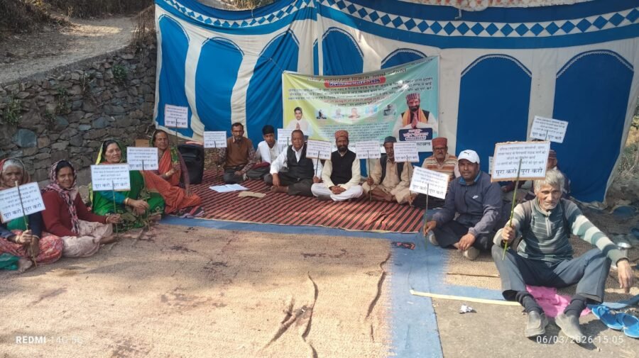 क्षेत्र की खस्ताहाल व्यवस्था के खिलाफ युवा नेता प्रदीप गोदियाल ने किया अनिश्चितकालीन धरना शुरू
