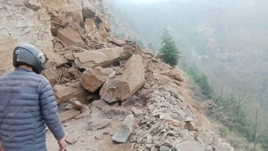 खनौटी नाले के पास भारी मलबा गिरने से ज्योतिर्मठ–सलूड डूग्रां मार्ग बंद, 6 ग्राम सभाओं का संपर्क टूटा