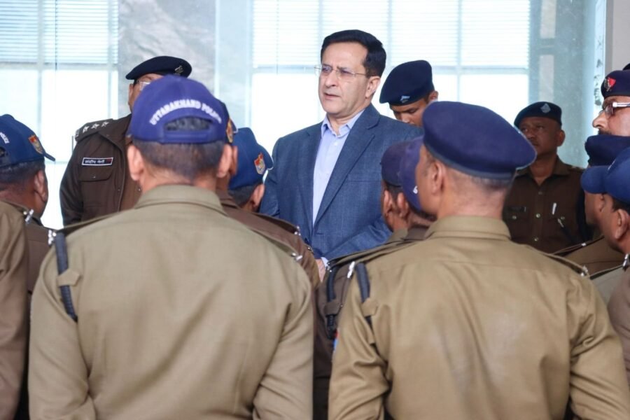 भराड़ीसैंण : डीजीपी ने विषम परिस्थितियों में तैनात जवानों का बढ़ाया हौसला