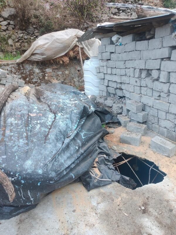 हेमकुंड साहिब पैदल मार्ग पर बड़ा हादसा टला, पुलना गांव में घर पर गिरा विशाल पत्थर