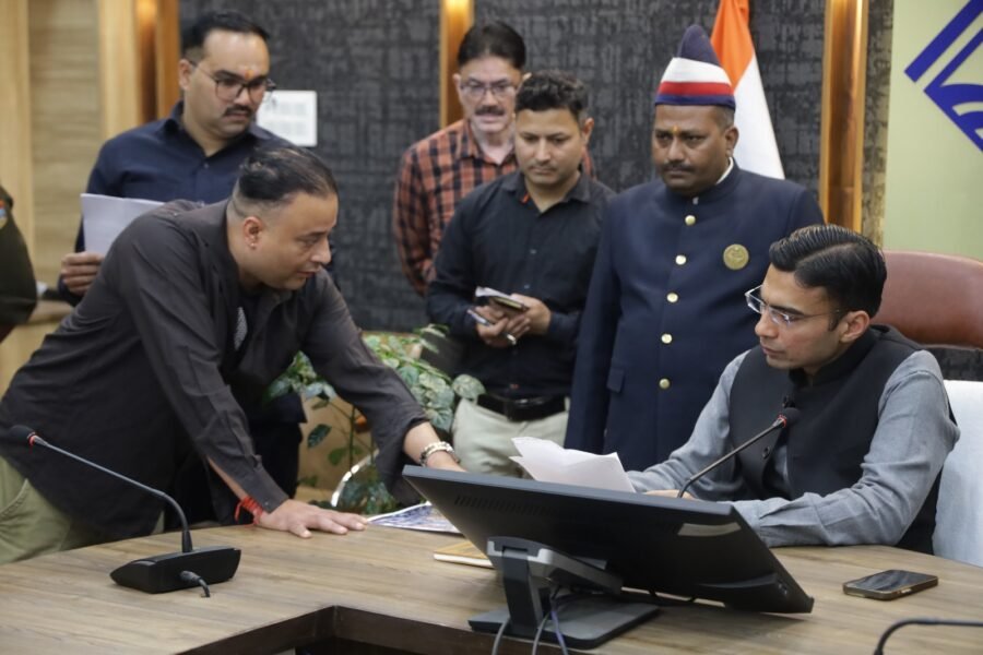 फीस जमा न होने पर स्कूल ने किया परीक्षा से बाधित; डीएम सविन बंसल ने प्रोजेक्ट नंदा-सुंनदा से दी विदुषी की फीस