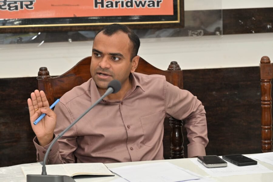 डीएम मयूर दीक्षित ने जिले में एलपीजी गैस की जमाखोरी एवं कालाबाजारी एवं किसी भी समस्या के समाधान के लिए कंट्रोल रूम किया स्थापित