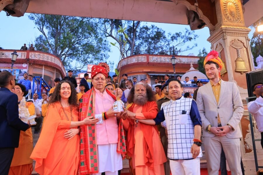 मुख्यमंत्री पुष्कर सिंह धामी ने परमार्थ निकेतन में 38वें अंतर्राष्ट्रीय योग महोत्सव में किया प्रतिभाग, योग को बताया विश्व शांति और आत्मिक संतुलन का सार्वभौमिक विज्ञान