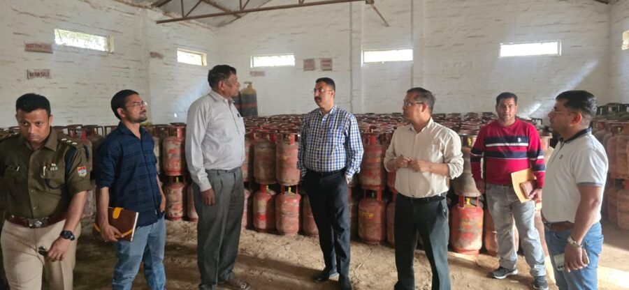 एलपीजी गैस की कालाबाजारी पर जिला प्रशासन सख्त, गैस एजेंसियों का औचक निरीक्षण, गैस डिलिविरी अनियमितता पर सुपरवाईजर व डिलिविरीमैन पर मुकदमा दर्ज करने के निर्देश