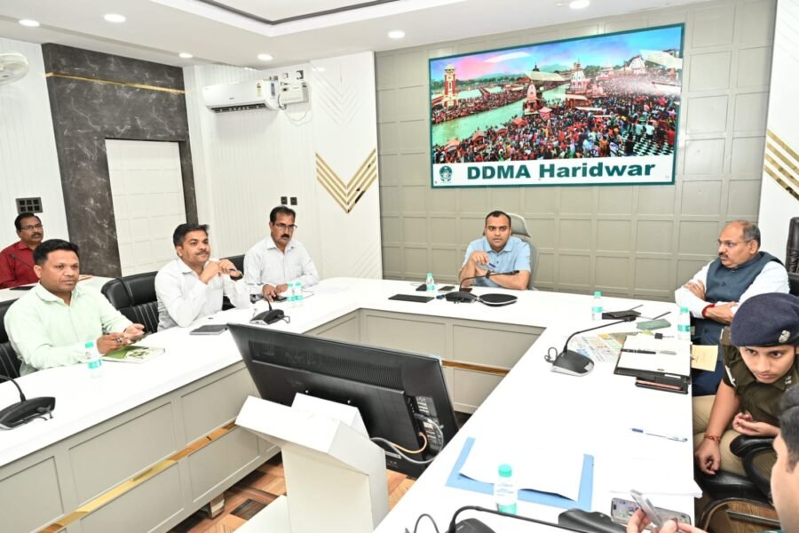 एलपीजी गैस आपूर्ति को लेकर डीएम मयूर दीक्षित की सख्ती, कालाबाजारी पर कड़ी कार्रवाई के निर्देश