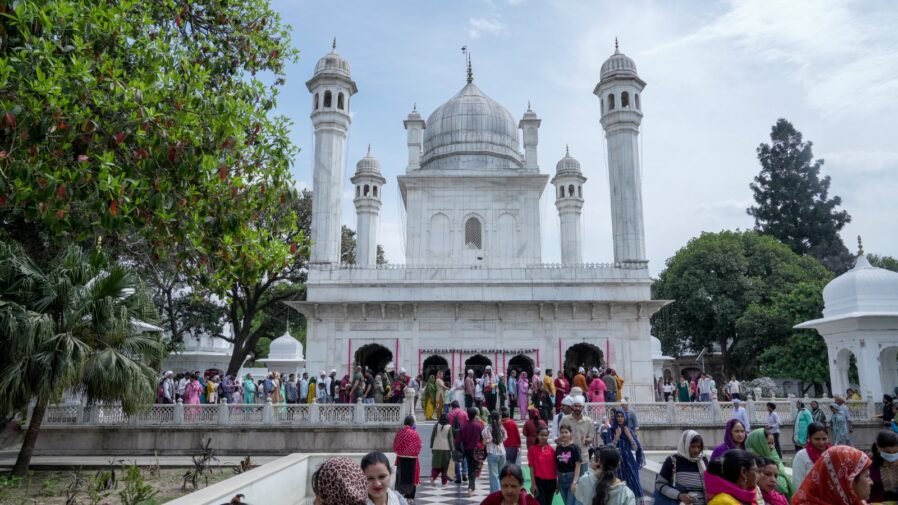 श्री झण्डे जी पर दर्शन मनौतियों के लिए अब लगा तांता, देहरादून व आसपास के क्षेत्रों से भारी संख्या में माथा टेकने पहुंच रहे श्रद्धालु, अब नगरवासी बढ़ा रहे श्री झण्डे जी महोत्सव की रौनक