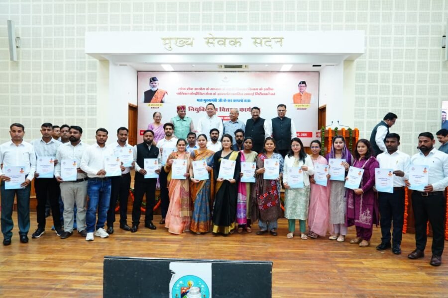 मुख्यमंत्री पुष्कर सिंह धामी ने 63 सफाई निरीक्षकों को प्रदान किए नियुक्ति पत्र, शहरी विकास निदेशालय के नवीन भवन का किया वर्चुअल शिलान्यास, कूड़ा निस्तारण वाहनों को दिखाई हरी झंडी