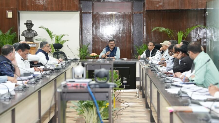 मुख्यमंत्री घोषणाओं के कार्यों को शीघ्र पूर्ण करें, लंबित परियोजनाओं पर 15 दिन में निर्णय लें – मुख्य सचिव आनंद बर्धन