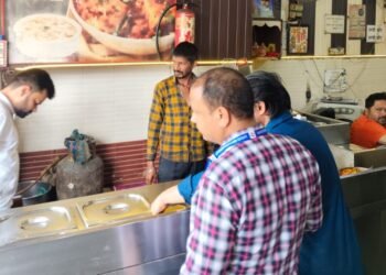 डीएम मयूर दीक्षित के निर्देशन में जिला पूर्ति विभाग की बड़ी कार्यवाही, घरेलू गैस सिलेंडर को व्यवसायिक उपयोग में लाने वाले व्यापारियों के 05 सिलेंडर पूर्ति विभाग की टीम ने किए जब्त