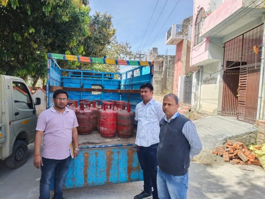 डीएम मयूर दीक्षित के निर्देश पर गैस वितरण में घटतौली पर कार्रवाई, 18 सिलेंडर जब्त, 02 गैस वाहन चालकों के विरुद्ध मुकदमा दर्ज