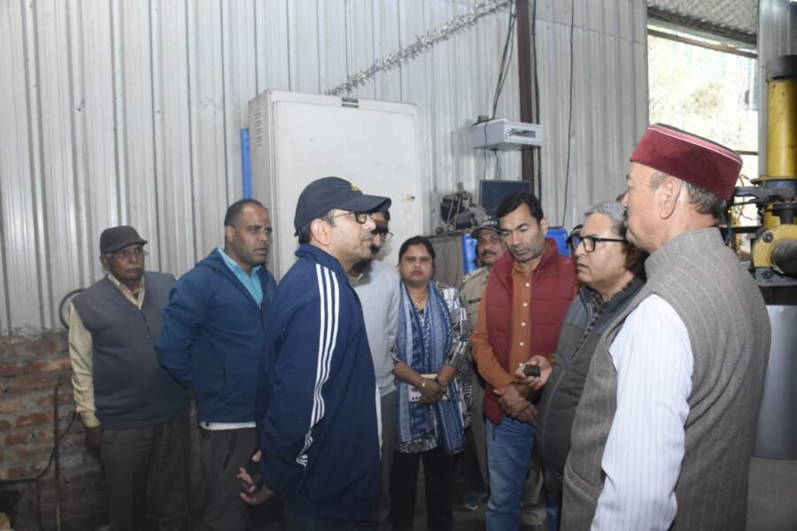 पिरुल से बनेगा रोजगार का नया आधार, डीएम प्रशांत आर्य ने 25 किलोवाट पिरुल आधारित विद्युत परियोजना का किया निरीक्षण, कहा – अब कबाड़ नहीं, कमाई का जरिया है चीड़ की पत्तियां