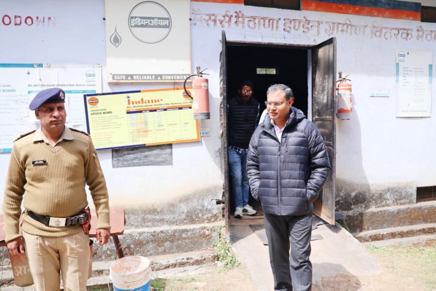 डीएम गौरव कुमार ने गैस एजेंसियों का औचक निरीक्षण कर घरेलु गैस उपलब्धता का लिया जायजा, कहा – किसी भी प्रकार की अफवाहों पर ध्यान न दें तथा पैनिक बुकिंग से बचे