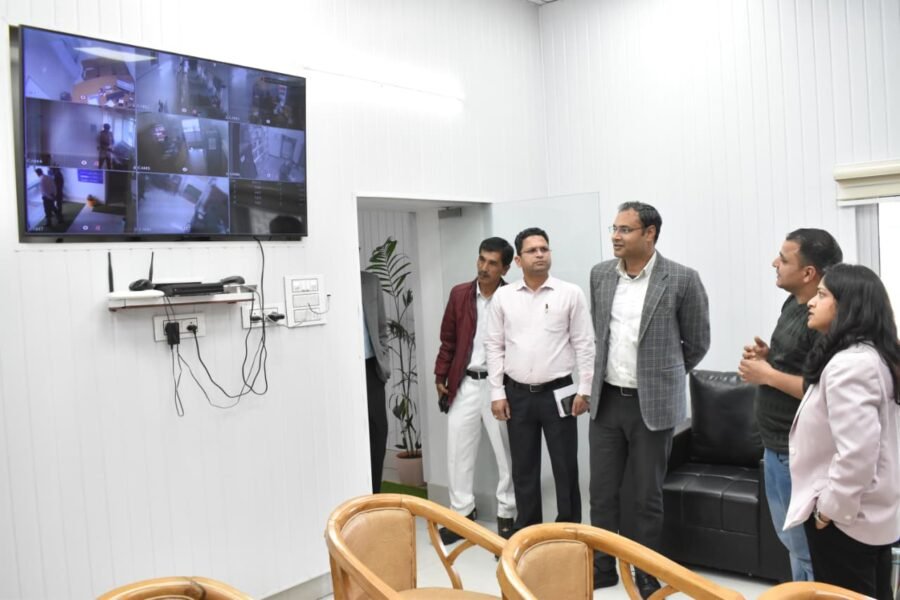 डीएम गौरव कुमार ने मुख्य कोषागार गोपेश्वर चमोली का किया निरीक्षण