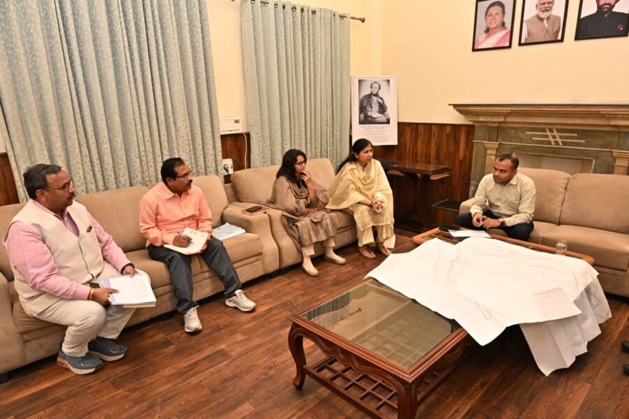 डीएम मयूर दीक्षित ने की समीक्षा बैठक, चारधाम यात्रा से पहले सीवरेज निर्माण कार्य पूरे करने के निर्देश