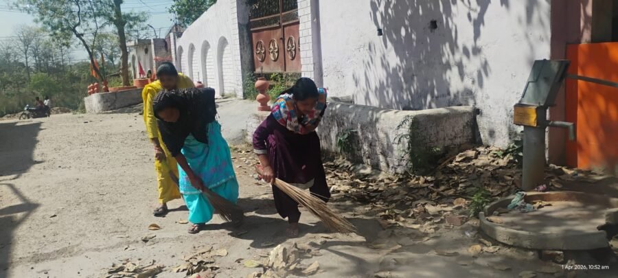 डीएम मयूर दीक्षित के निर्देशन में तीर्थ नगरी हरिद्वार को साफ स्वच्छ सुंदर जनपद बनाए जाने के लिए वृहद स्वच्छता अभियान का शुभारंभ