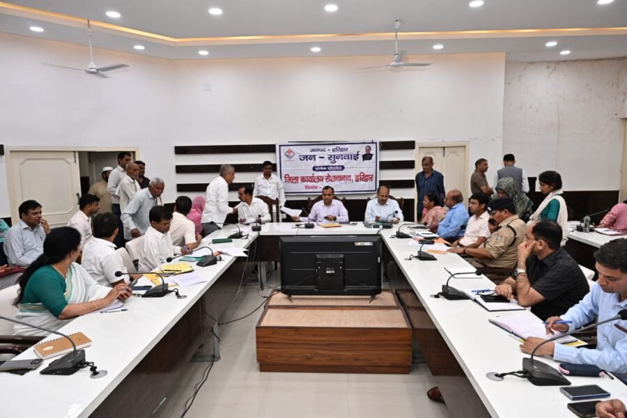 जनसुनवाई में उमड़ी समस्याओं की बाढ़, 56 में से 26 शिकायतों का मौके पर निस्तारण, डीएम मयूर दीक्षित ने अधिकारियों को दिए सख्त निर्देश, लापरवाही पर कार्रवाई की चेतावनी