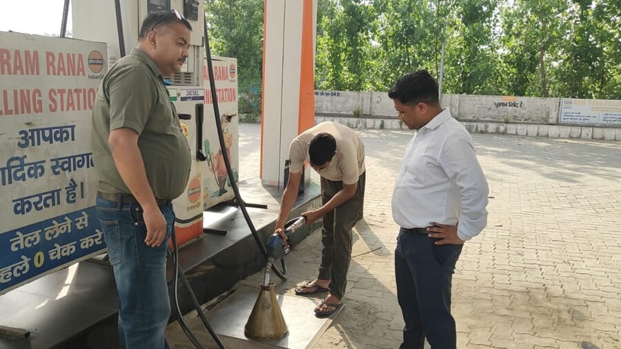 लक्सर : खाद्य आपूर्ति विभाग की छापेमारी से पेट्रोल पंप संचालकों में हड़कंप, तीन पंपों में मिली खामियाँ