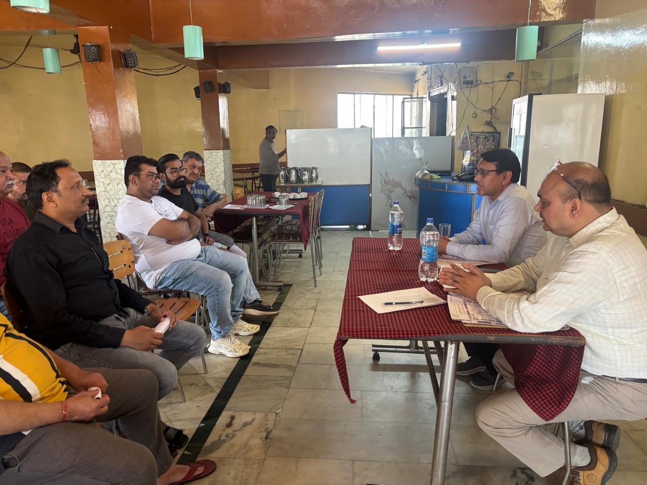 चारधाम मार्ग पर खाद्य सुरक्षा होगी पुख्ता, डीएम के निर्देशन में व्यापारियों के साथ हुई बैठक