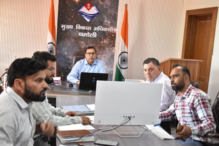 मुख्य विकास अधिकारी डॉ. अभिषेक त्रिपाठी ने की गंगा संरक्षण समिति के कार्यों की समीक्षा, संबंधित अधिकारियों को दिए आवश्यक दिशा निर्देश