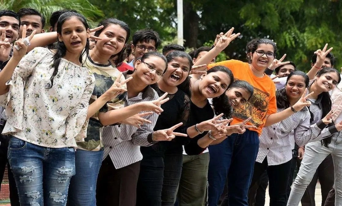 CBSE Class 10th Result 2026 OUT: सीबीएसई सेकेंडरी रिजल्ट जारी, DigiLocker एवं SMS से करें चेक, 93.70% पास