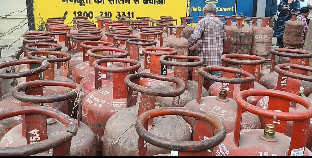 गढ़वाल मंडल विकास निगम के अधिकारियों ने भाबर गैस सर्विस के प्रभारी से 436 सिलेंडर कम होने पर मांगा स्पष्टीकरण