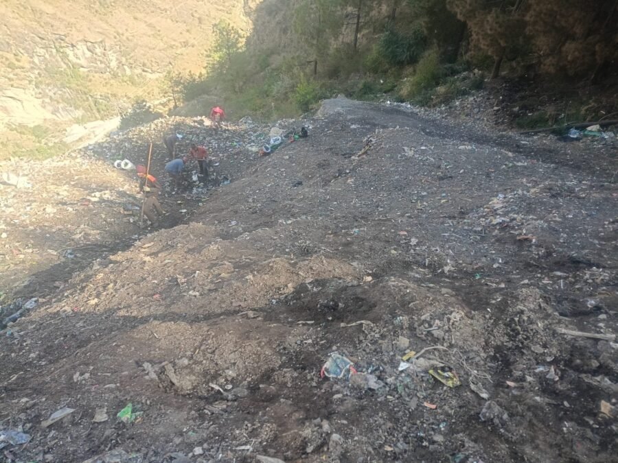 जोशीमठ में जोगीधारा का कूड़ा डंप हटाया, आधुनिक डंपिंग जोन से होगा वैज्ञानिक निस्तारण