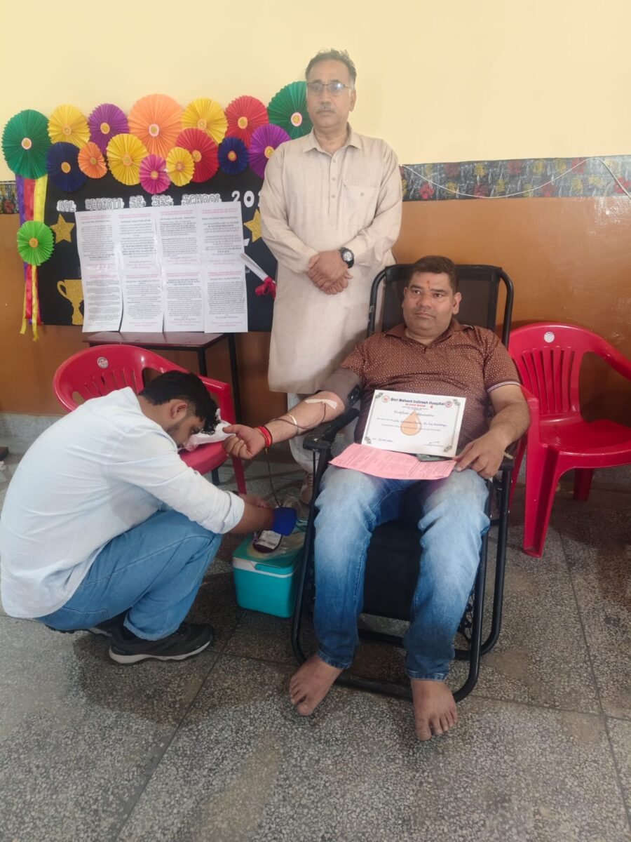 शिक्षक डॉ. सौरभ मिश्र ने अपने जन्मदिन पर किया रक्तदान