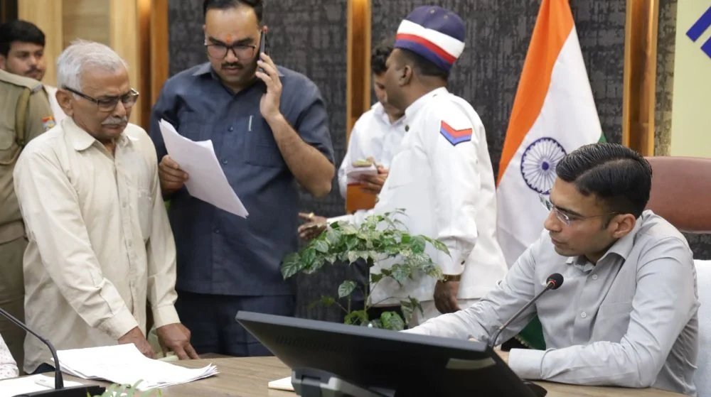 डीएम जनदर्शन : न्याय, शिक्षा, स्वास्थ्य उपचार, रोजगार से लेकर बिल एवं ऋणमाफी तक एक छत के नीचे मौके पर ही